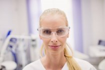 Жінка-лікар в захисних окулярах у клініці — стокове фото