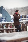 Человек пьет кофе на горнолыжном курорте — стоковое фото