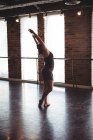 Femme pratiquant la danse moderne en studio de danse — Photo de stock