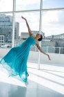 Danseuse pratiquant la danse contemporaine en studio de danse — Photo de stock