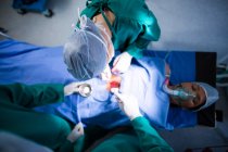Gruppe von Chirurgen, die im Operationssaal des Krankenhauses operieren — Stockfoto