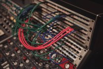 Close-up de cabos de áudio conectados ao console de mistura em estúdio de gravação — Fotografia de Stock