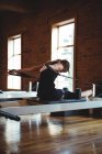 Впишеться жінка практикує пілатес у фітнес-студії — стокове фото