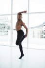 Портрет балерины, практикующей балетный танец в студии — стоковое фото