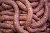 Close-up de salsichas empilhadas na fábrica de carne — Fotografia de Stock