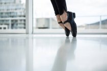 Танцовщица практикует танец в студии — стоковое фото