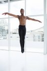 Bailarina practicando danza de ballet en el estudio - foto de stock