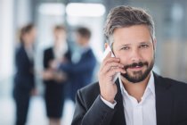 Портрет бізнесмена, що розмовляє на мобільному телефоні в офісі — стокове фото