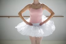 Mittlere Sektion der Ballerina übt einen Balletttanz im Ballettstudio — Stockfoto