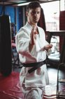 Giocatore di karate che esegue una posizione di karate in palestra — Foto stock