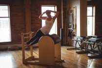 Fitte Frau übt Pilates im Fitnessstudio — Stockfoto