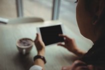 Frau benutzt digitales Tablet im Café — Stockfoto