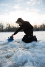 Eisfischer angeln in verschneiter Landschaft und Bäumen — Stockfoto