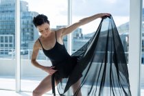 Танцівниця практикує сучасний танець у танцювальній студії — стокове фото