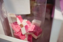 Close-up de doces turcos em frasco de vidro dispostos na prateleira na loja — Fotografia de Stock