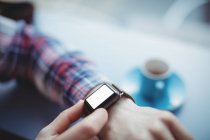 Mani dell'uomo controllare il tempo su smartwatch, primo piano — Foto stock