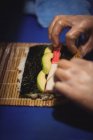 Primo piano delle mani dello chef che preparano il sushi nel ristorante — Foto stock
