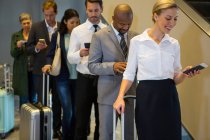 Пасажири, що стоять у черзі в терміналі аеропорту — стокове фото