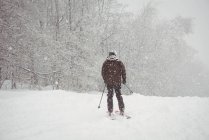 Человек спускается с горы на лыжном курорте — стоковое фото