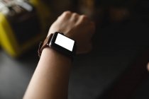 Primo piano della donna che indossa uno smartwatch a casa — Foto stock