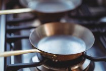 Крупный план сковороды на плите на кухне — стоковое фото