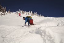 Zwei Skifahrer beim Skifahren in den verschneiten Alpen im Winter — Stockfoto
