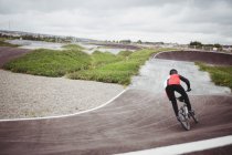 Вид сзади велосипедиста на велосипеде BMX в скейтпарке — стоковое фото