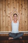 Femme saine effectuant du yoga dans un studio de fitness — Photo de stock