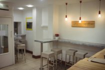 Современный интерьер ресторана с табуретами и светильниками — стоковое фото