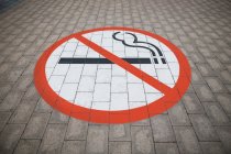 Закрытие вывески о запрете курения на полу в аэропорту — стоковое фото
