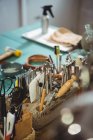 Різні робочі інструменти на столі в майстерні — стокове фото