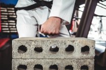 Giocatore di karate rompere blocco di cemento in palestra — Foto stock
