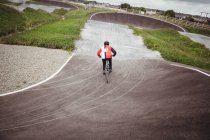 Вид ззаду на велосипед BMX у скейтпарку — стокове фото