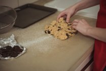 Mãos de mulher que prepara a massa de farinha de biscoitos — Fotografia de Stock