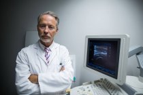 Porträt eines Chirurgen, der im Krankenhaus ein Ultraschallgerät operiert — Stockfoto