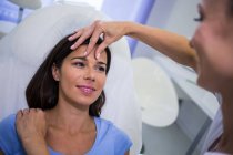 Ärztin untersucht Patientin zur kosmetischen Behandlung in Klinik — Stockfoto