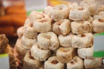 Primo piano di caramelle turche in vassoio a banco in negozio — Foto stock