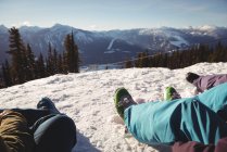 Sezione bassa di tre sciatori che si rilassano sulla montagna innevata durante l'inverno — Foto stock