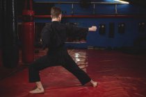 Каратист, занимающийся карате в фитнес-студии — стоковое фото