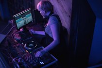 Weiblicher DJ mischt Musik auf Mischpult in Bar — Stockfoto