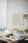 Losa de piedra, lámina de vidrio y plano en la mesa en la oficina - foto de stock