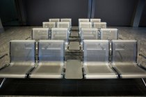 Asientos vacíos en la sala de espera en la terminal del aeropuerto - foto de stock