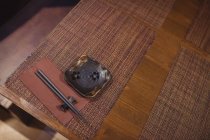 Nahaufnahme von Essstäbchen auf dem Esstisch im Restaurant — Stockfoto