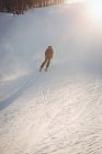 Лижі на лижах на сніжному схилі гори — стокове фото
