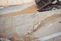 Nahaufnahme von Muldenkipper beim Entladen von Schlamm auf Baustelle — Stockfoto