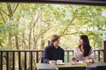 Paar beim gemeinsamen Kaffee im Restaurant — Stockfoto