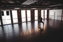Jovem realizando dança moderna no estúdio de dança — Fotografia de Stock