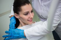 Zahnarzt bereitet Patient auf Zahnuntersuchung in Zahnklinik vor — Stockfoto