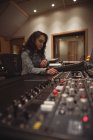 Аудіоінженер з використанням звукового мікшера в студії звукозапису — стокове фото