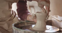 Primo piano del vasaio maschile che fa la pentola nel laboratorio di ceramica — Foto stock